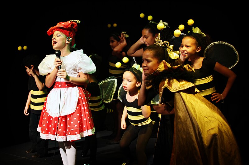 File:Compañia de teatro infantil "La Colmenita RD".jpg