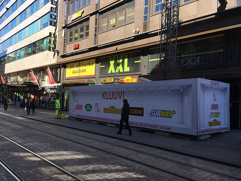 File:Construction enclosure with restaurant ads (41963690084).jpg