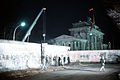 Sebuah takal memindahkan bagian Tembok Berlin di samping Gerbang Brandenburg pada Des 1989.
