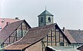 Ist es die Stadtkirche Creuzburg? Obwohl die Verzierungen im Inneren der Fenster fehlen. Eventuell sind die Verzierungen nachträglich wieder eingebaut worden. Wetterfahne, Wasserrinne und Steinsetzungen an den Ecken stimmen jedenfalls überein.