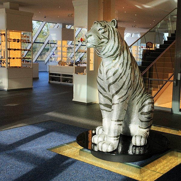 File:Cristalica Tiger Statue.jpg