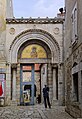 克羅地亞一間聖殿； 入口上面有鑲嵌藝術裝飾。
