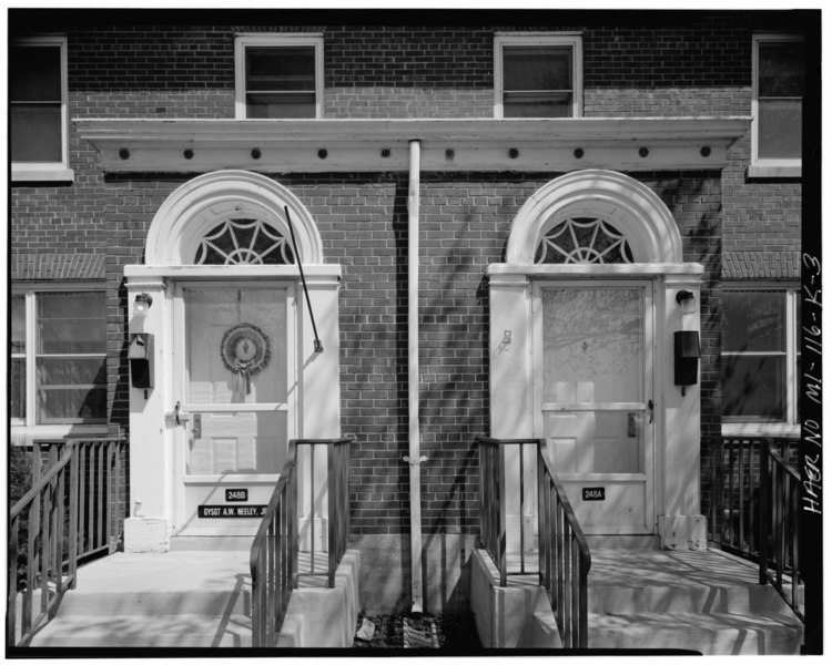 File:DETAIL OF ENTRY PORCH (-248) - Selfridge Field, Building Nos. 248, 252 and 254, 248 Birch Street and 252, 254 Wagner Street, Mount Clemens, Macomb County, MI HAER MICH,50-MTCLE.V,1K-3.tif