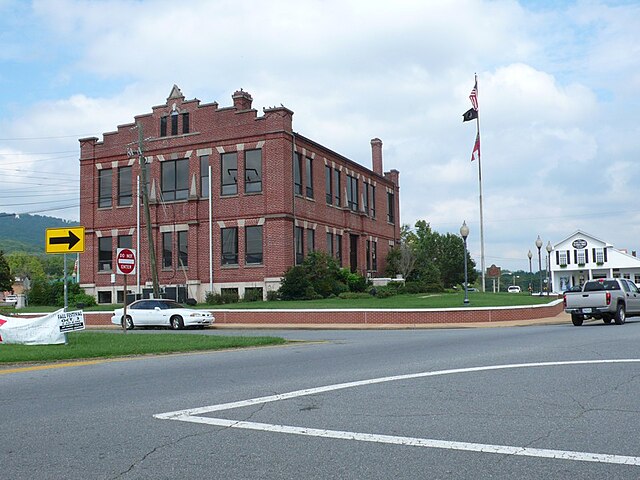 Dade County Courthouse in Trenton