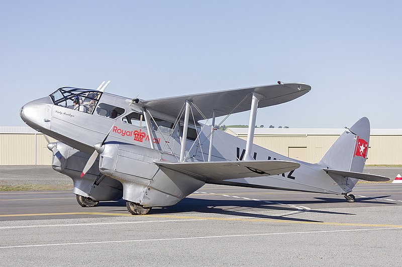 File:De Havilland DH-89A Dragon Rapide (VH-UXZ) taxiing at Wagga Wagga Airport.jpg