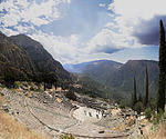 Ruines d'un amphithéâtre dans un paysage de montagne.