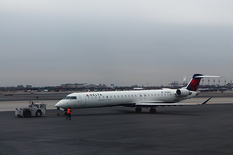 File:Delta N135EV Bombardier CRJ-900 (28973140797).jpg