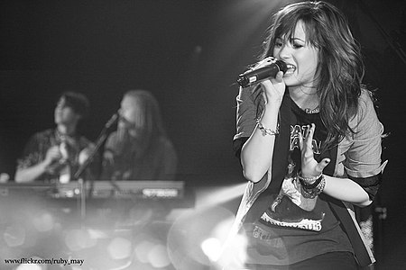 Tập_tin:Demi_Lovato_in_concert_2008.jpg