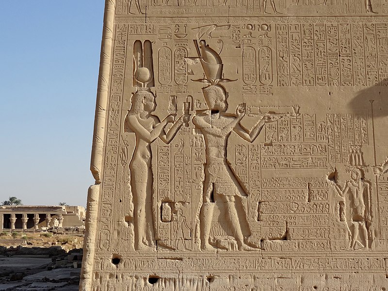 File:Dendera Tempel Kleopatra Cäsarion 06.jpg