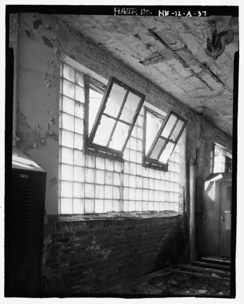 File:Detail view of windows in employee locker room - Skinner Meat Packing Plant, Main Plant, 6006 South Twenty-seventh Street, Omaha, Douglas County, NE HAER NE-12-A-37.tif