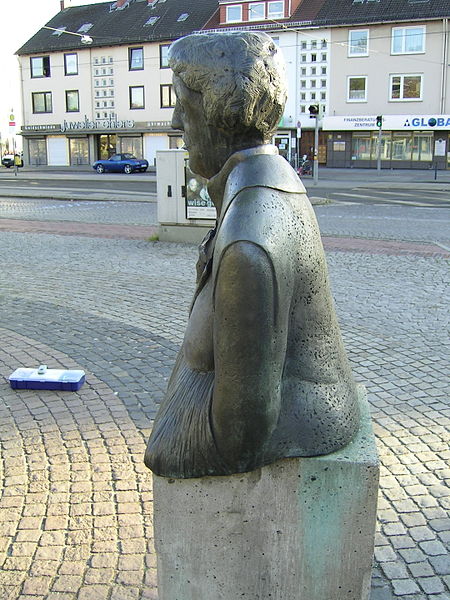 File:Die Hausfrau, Bremen 04.JPG