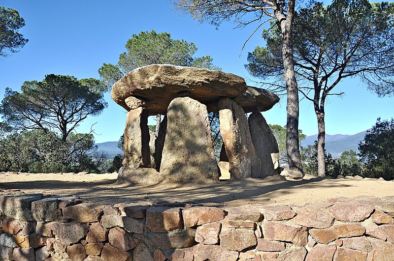 File:Dolmen pedra genti--vallgorguina-2013.JPG