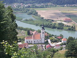 Pohled na Dravograd s kostelem sv. Jana Evangelisty