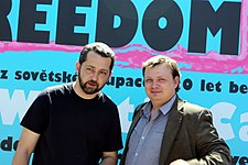 Adam Drda (vlevo) spolu s dalším autorem rozhlasových Příběhů 20. století Mikulášem Kroupou v průběhu Týdne svobody na Václavském náměstí v roce 2011