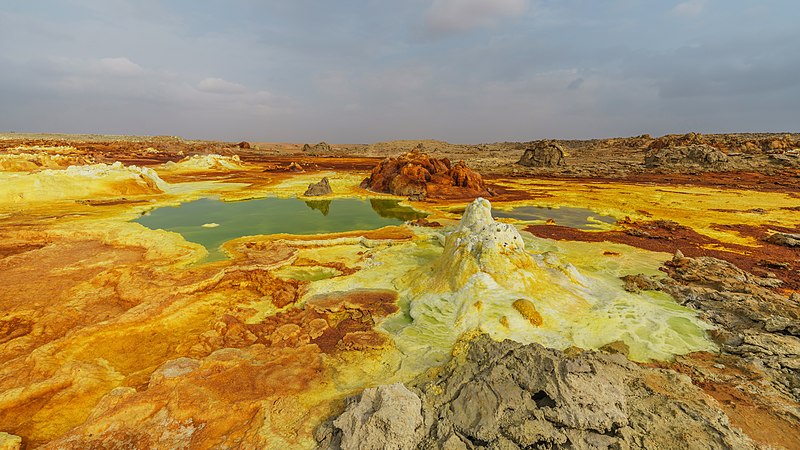 图为达洛尔火山的硫磺和温泉景观，位于埃塞俄比亚阿法尔州。