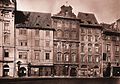 Eckert:Tři z pěti domů severní strany Staroměstského náměstí čp. 931-933, které byly zbořeny v rámci asanace v roce 1899