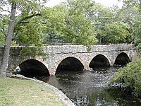 [citaĵo bezonis] La Eliot Bridge, enhavanta la Karlan Riveron laŭ Pleasant Street en Suda Natick, estis origine piedira ponto konstruita fare de la Preĝado Indians en la malfruaj 1600s por ligi ilian vilaĝon kun ilia paŝtejo.