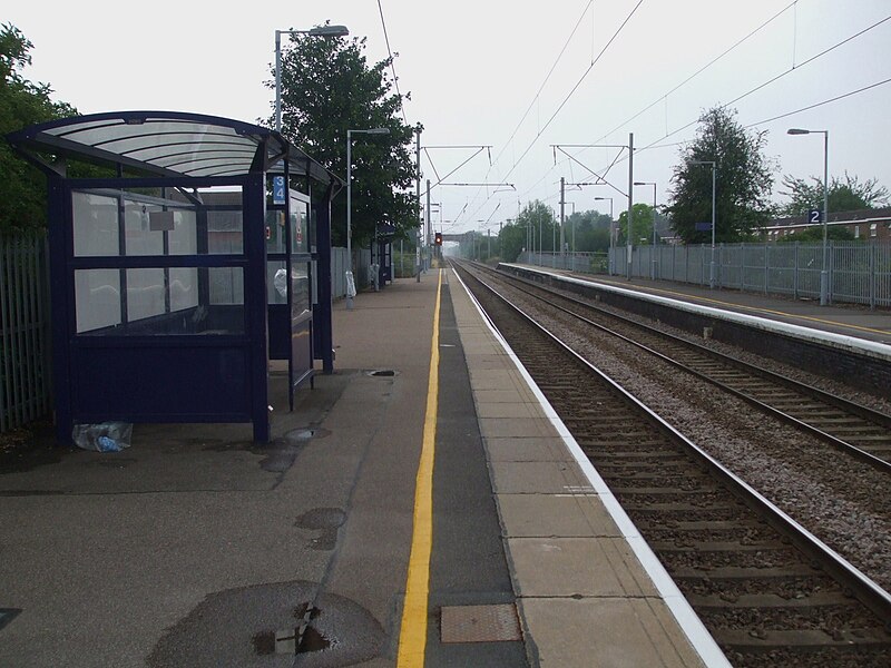 File:Enfield Lock stn look south2.JPG