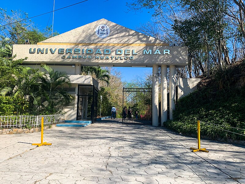 File:Entrance Universidad del Mar Huatulco Campus.jpg