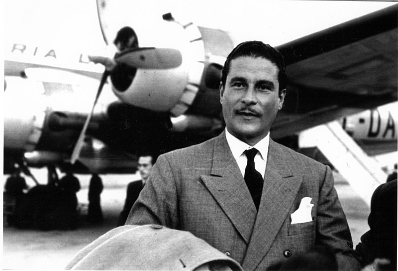 File:Errol Flynn.jpg