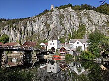 Alte Holzbrücke über dem Seitenarm der Altmühl und Burg Randeck