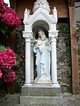 Statue de la Vierge à l'Enfant entourée d'un ciborium