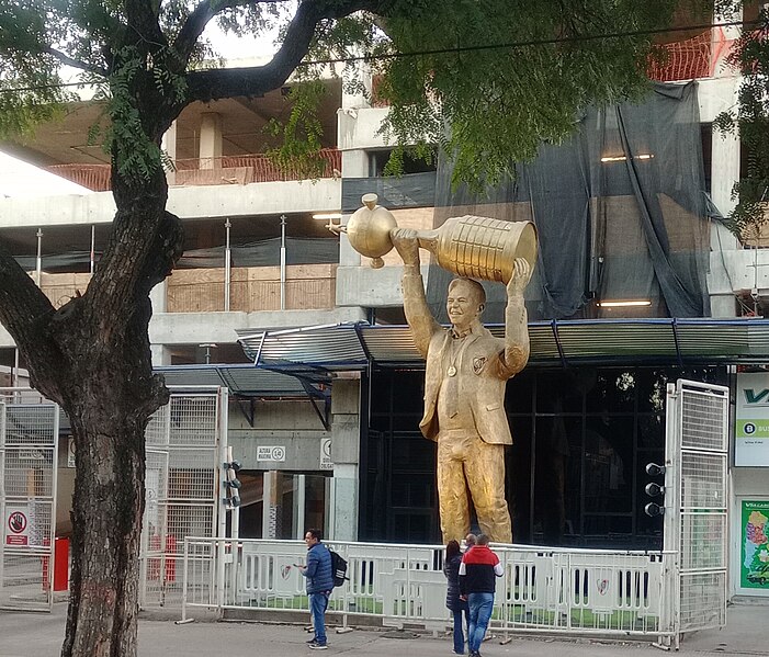 File:Estatua Marcelo Gallardo.jpg