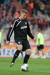 Były Unioner Daniel Schulz (obecnie SV Sandhausen) rozgrzewa się (10315136276) .jpg