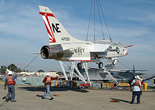 Un F-8K della US Navy issato da una gru. San Diego, 27 dicembre 2005