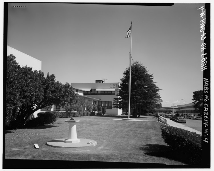 File:FRONT LAWN AREA WITH SUNDIAL AND FLAGPOLE AND LANDSCAPING ON SOUTH SIDE OF BUILDING, FROM POINT SOUTH OF SOUTHWEST CORNER OF BUILDING, LOOKING EAST. - Oakland Naval Supply Center, HABS CAL,1-OAK,16W-4.tif