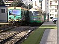 Un autorail ADe 90 à gauche et un ancien autorail ADe 20 à droite en gare de Largo Gennari de Cagliari en Sardaigne en 2008