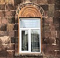 Fenestro de historia konstruaĵo kun tradicia armena ornamaĵo
