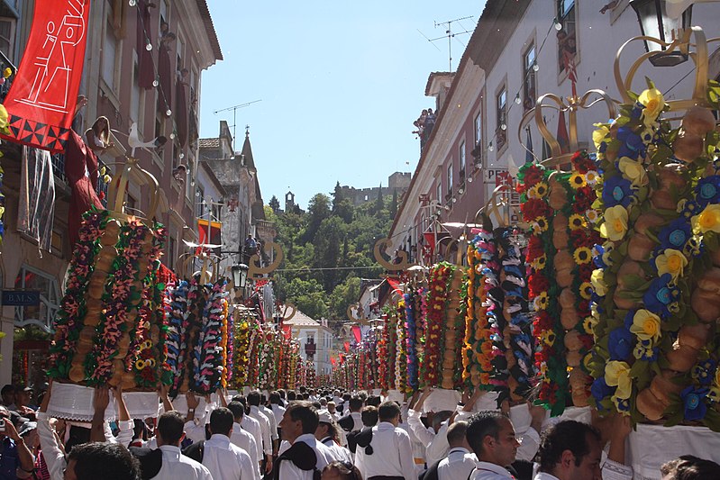 Joli et coloré ! 800px-Festa_dos_Tabuleiros_2011