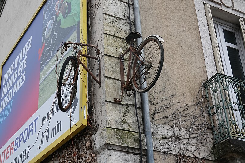 File:Fietsenmaker in Périgueux 2023 2.jpg