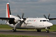 E CityJet Fokker 50 um Wee fir op d'Startbunn um Findel.