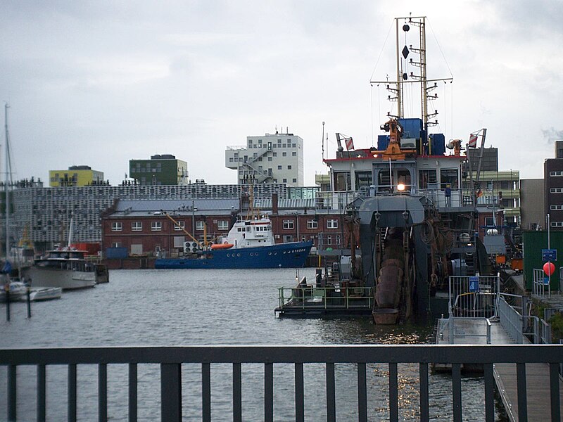 File:Forschungskutter "Uthörn" am AWI-Liegeplatz - panoramio.jpg