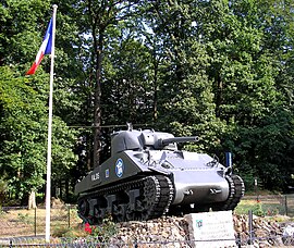 Sebuah tank Sherman di salib Médavy