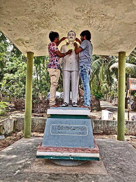 File:Full size statue of Melam Suryanarayana.jpg