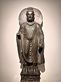 Le Bouddha debout de New Delhi. Statue en schiste du IIe ou IIIe siècle, en provenance du Gandhara.