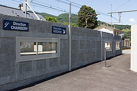 Accès au quai de la voie 1 et vue du mur anti-bruit construit en 2012.