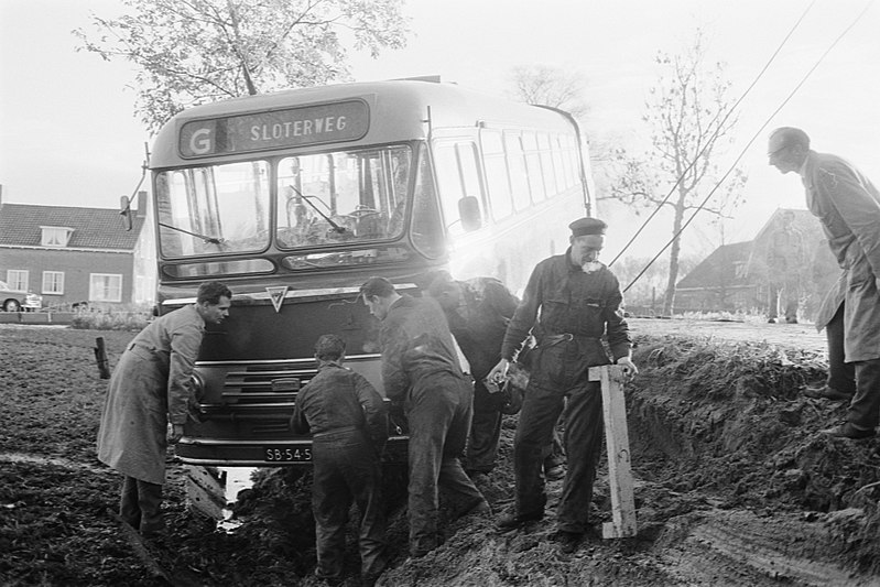 File:Gemeentebus op Sloterweg van rijbaan afgegleden, Bestanddeelnr 914-5153.jpg