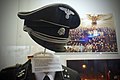 ナチス親衛隊の将校制帽。クラウン部分に国章である国家鷲章（陸軍の物とは若干形状が異なる）。バンド部分に親衛隊独自の帽章のトーテンコップ（髑髏）。トーテンコップの由来は親衛隊の制服参照。