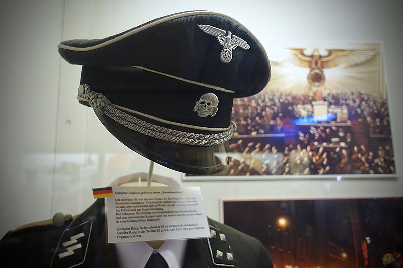 File:German Allgemeine SS black parade uniform (Sturmbannführer); Peaked visor skull cap. Lofoten Krigsminnemuseum 2019-05-08 DSC00378.jpg