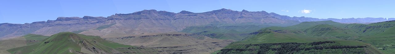 Afrique australe - Drakensberg (chaîne de montagnes) 1280px-GiantsCastlePanoramaSmall