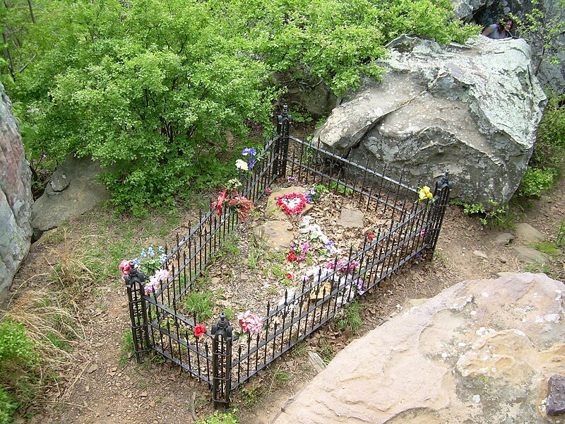 File:Grave of Petit Jean.JPG