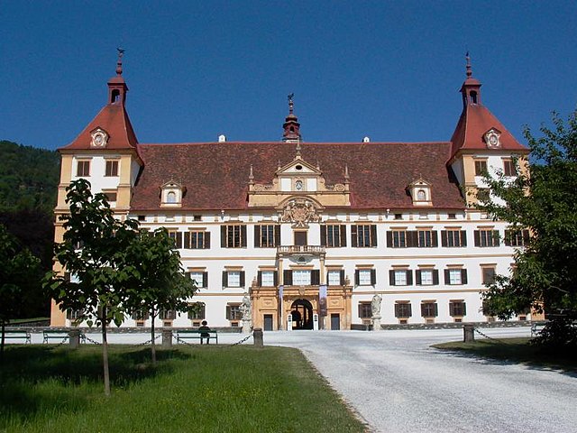 Fachada do Palácio de Eguemberga com o portal de entrada