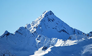 Rear (left) and front pit walls from the northeast, the Schöntalspitze in front on the left