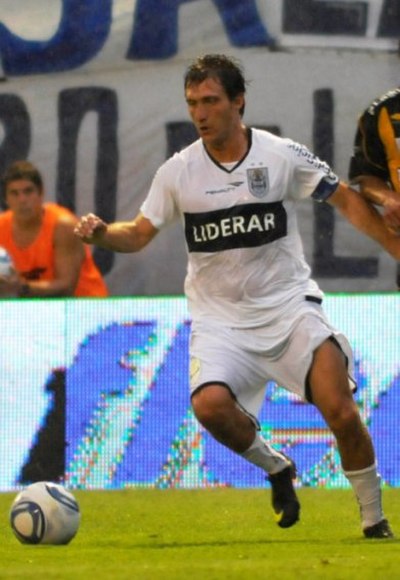 Barros Schelotto playing for Gimnasia y Esgrima in 2011