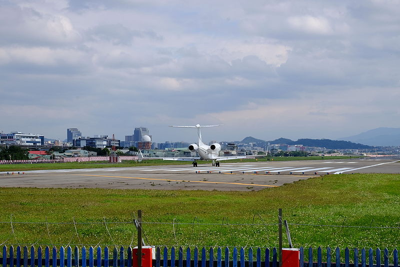 File:Gulfstream G450 B-LAS Departing from Taipei Songshan Airport 20160126e.JPG