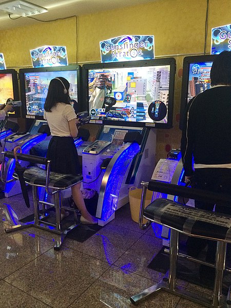 File:Gunslinger Stratos 女性客 2014 (14133002009).jpg